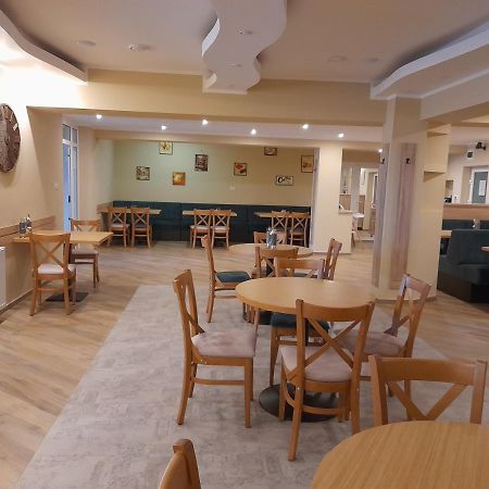 Hotel Caras Оравица Экстерьер фото