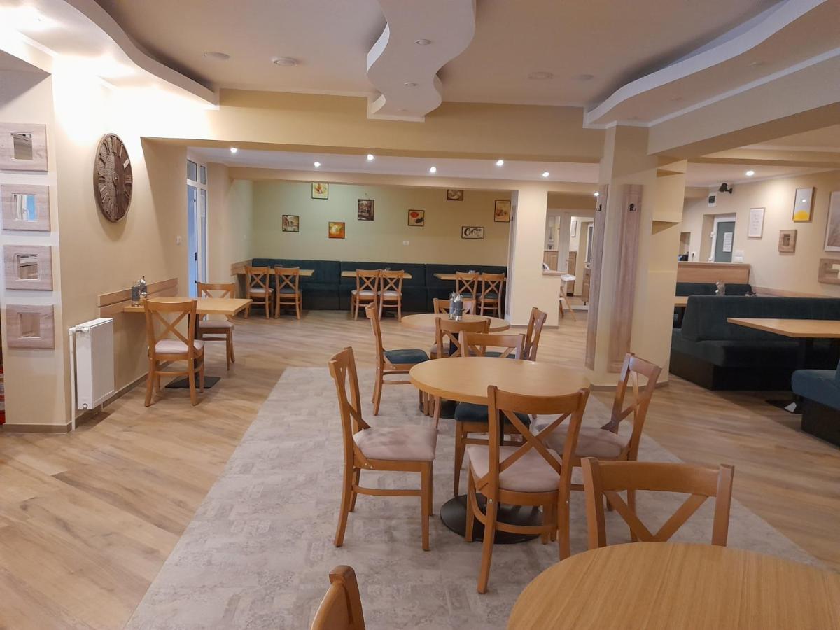Hotel Caras Оравица Экстерьер фото