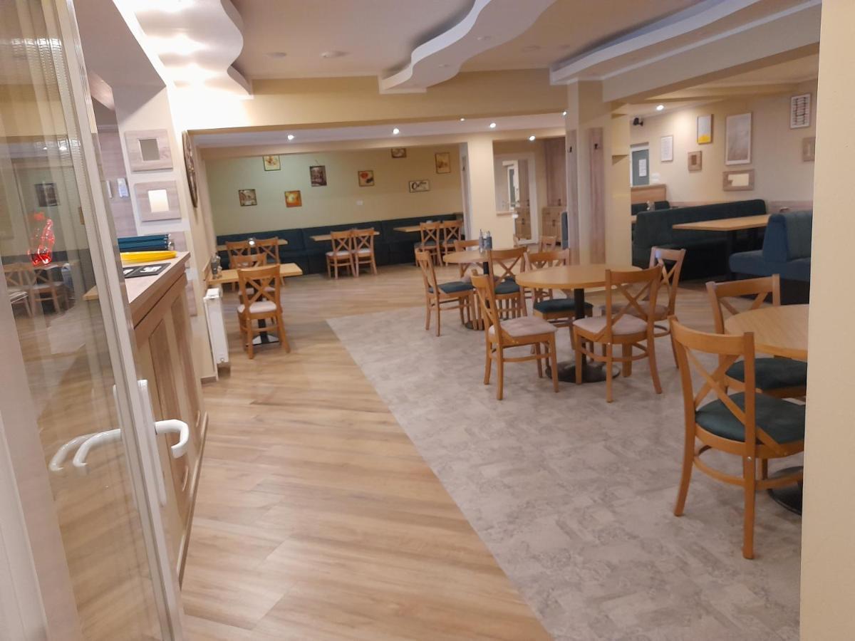 Hotel Caras Оравица Экстерьер фото