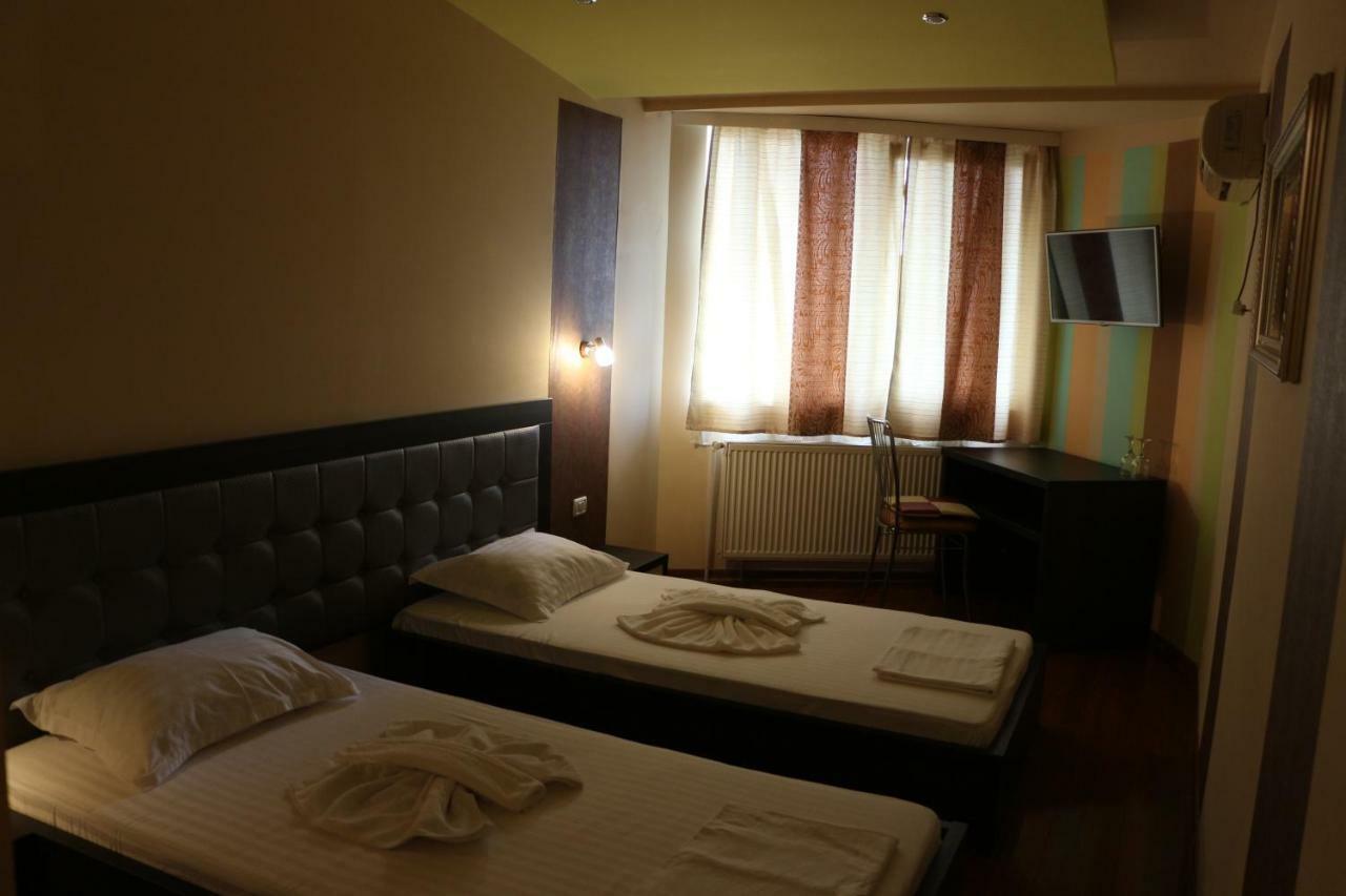 Hotel Caras Оравица Экстерьер фото