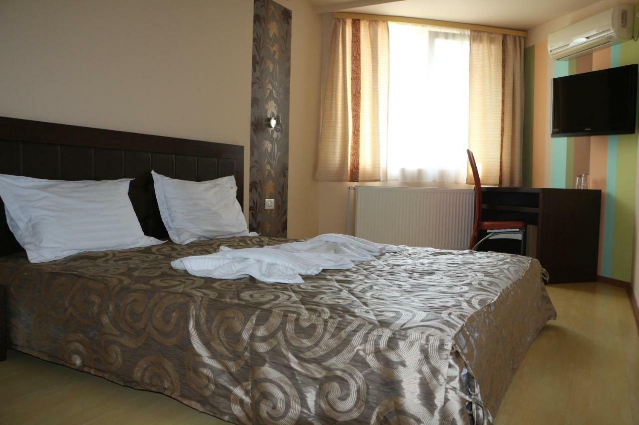 Hotel Caras Оравица Экстерьер фото