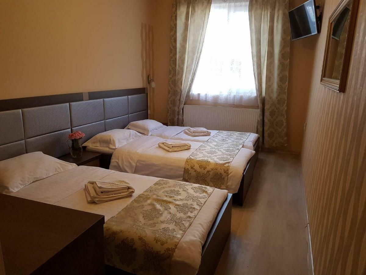 Hotel Caras Оравица Экстерьер фото